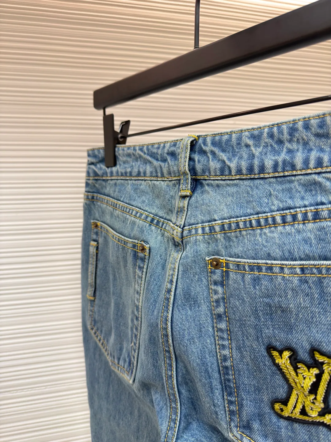 LOUIS VUITTON rope embroidered jeans ●Authentic product: purchased and developed by 13270 ●Item number: 1680836-A95 ●Fabric: denim fabric ●Technology: embroidery production ●Version: fitted version ●Weight: about 635 grams ●Size: S-M-L ●Description: The fabric is made of YB customized denim fabric, with straw rope embroidery design on the chest. The overall alignment is straight and delicate, the fabric is comfortable and soft, and the color is consistent without color difference. It can be matched with the same style to create a fashionable look and control various occasions. Customized accessories, complete with three standards, same style for men and women!